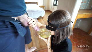 Desordenado Deepthroat Náuseas por Esclava - Bebidas tazón de pis!