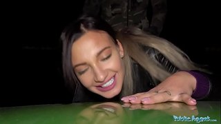 Nyilvános Ügynök Kanyargós nagymellű bombázó, a szabadtéri esti szopás a picsába