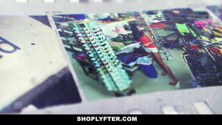 Rubia Teen bat da night shift langile dendan.Ofizial atxilotu bere lapurretan goizean shift txostenak eta berak aitortzen du hori zuen ez da 1 edo 2 aldiz.Ofizial atera bere dick, eta aukera ematen du bere eztarria da.Trukean zuen licks eta fucks bere pussy.