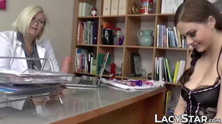 Buah dada GILF menguasai panas gadis muda