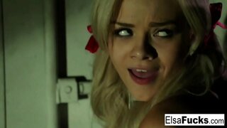 Бялявая красуня атрымлівае ўдар