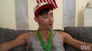 Счастливый жеңүүчүсү трахает Аниту Б. анын задницу, азырынча лесбиянка Дженни трет өзүнүн мокрый клитор