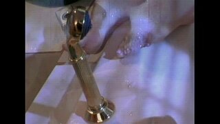 Lesbian terangsang fuck dalam bak mandi air panas