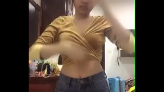 Ela dança de forma sensual no bigolive