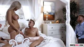 Mi marido está viendo esposa Elle golpeado por guapo vecino