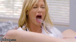 في سن المراهقة النافورات في جميع أنحاء الساخنة &amp;amp; مفلس مثلية الطبيب