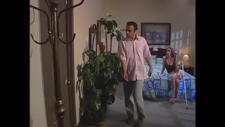 ���ຸ fucks ດສໍາຢູ່ໃນຫມາເປັນສ້າງໃນຂະນະທີ່ຫມູ່ເພື່ອນລາເບິ່ງໃນຫ້ອງຕໍ່ໄປ