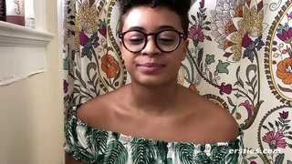 Ebony babe blir av på soffan