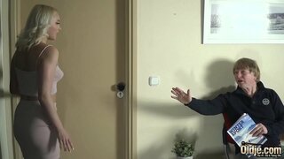 Alter Mann geléngt waarm Herb a Pläng mat Hire zarten Brustwarzen