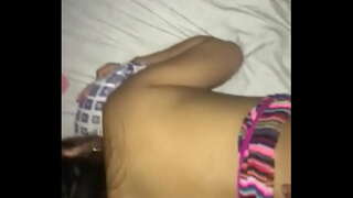 Жена в цветастом на протокола не може да се откъсне от своята тапи за задните части