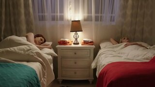 ���ိင်တူနူးညံ့သိမ်မွေ့သောပျော်စရာများအကြားအ redhead နှင့်တစ်ဦးရွှေရောင်ယင်း