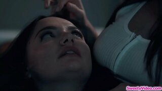 A busty parvulus faciem sedentem lesbia socium