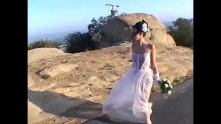 Несрећни млада жена бачена даје у твојој глави, а онда прибивается на два добрим гладиаторам