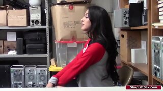 Latina shoplifts နှင့်အရာရှိတစ်ဦးရှာဖွေနှင့်သူမ၏။သူကသူမ၏ချွတ်ချစိုးသူမလိုက်ခြင်းဖြင့်ရန်သူမ၏tits။သူမပေးသည်သူ့ကို blowjob နှင့်ထို့နောက်သူကသူမ bangs