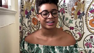 Ebony ပျားရည်အကျင့်ကိုကျင့်နှင့်အတူ ၂ Dildos