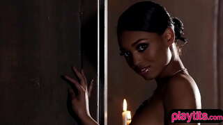 Sportig svart babe sensuell striptease session