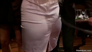 Blonde meesteres Lorelei Lee brengt hete grote tieten blonde slaaf Riley Evans bij de publieke partij en maakt haar gebogen over de tafel gangbang doggy geneukt