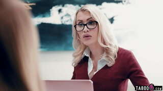 ���ದಿಹರೆಯದ ಸುಂದರಿ stepdaughters ಕೆಲವು ತೊಂದರೆ ಹೊಂದಿತ್ತು ನಲ್ಲಿ ಕೆಲಸ ತನ್ನ ಬಾಸ್ ಮಿಲ್ಫ್