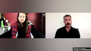 Busty teen lortzeko biluzik ifo bere perv aholkulari.Hartzen zuen bere amilotxak big eta ase bere jostailu.Zuen deepthroats eta fucks bere hairy pussy