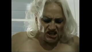 ناضجة كاثي جونز يحصل مارس الجنس في المطبخ من قبل اثنين من الرجال