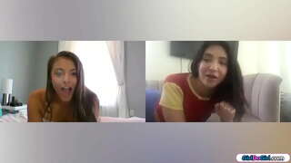 Coed gfs decidir el uso de sus juguetes durante una videollamada.La busty babe anal tapones su culo mientras el pequeño tetas morena pone su culo en un juguete