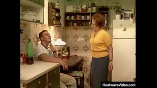 الجدة الكبيرة مغامرات #1 - سوزان - الفرق في الأعمار بين الناضجة أحمر أمي و الشباب لها حبيب لا يمكن أن يكون أكبر!