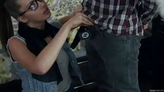 Ɨ�髦的少女吸他们的鸡鸡