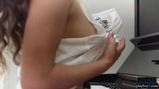 Centerfold خوبصورتی اما جولی سے پتہ چلتا ہے اس کے حیرت انگیز قدرتی جسم