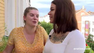 Nestašan amaterski lesbian se bave tom oko kuće