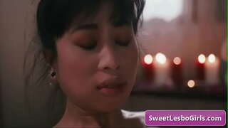 Rigardi busty asian lesbo akiranta allogita de ŝia kliento post malĉasta masaĝo